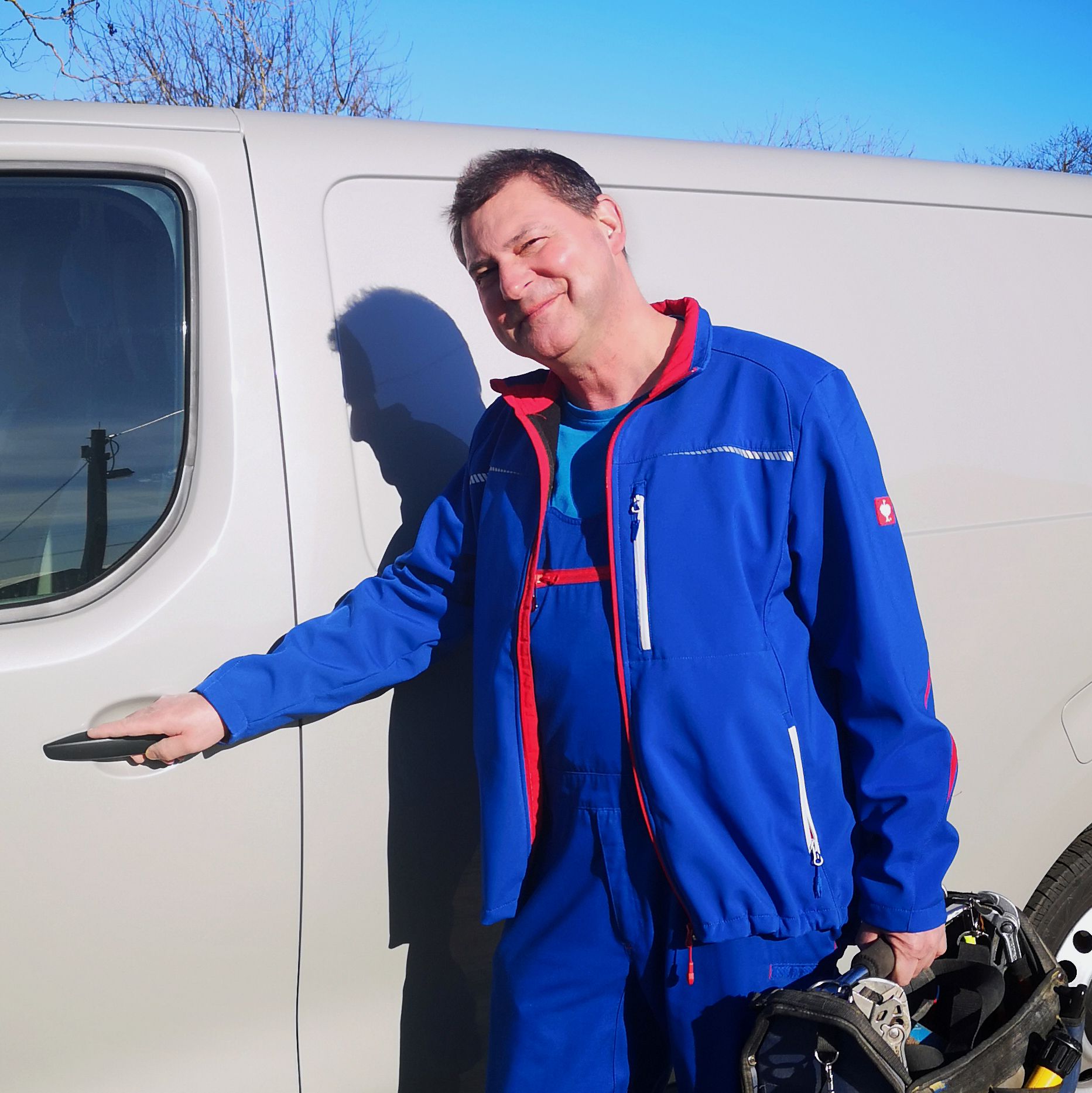 Dirk Wehden vor seinem Firmenwagen
